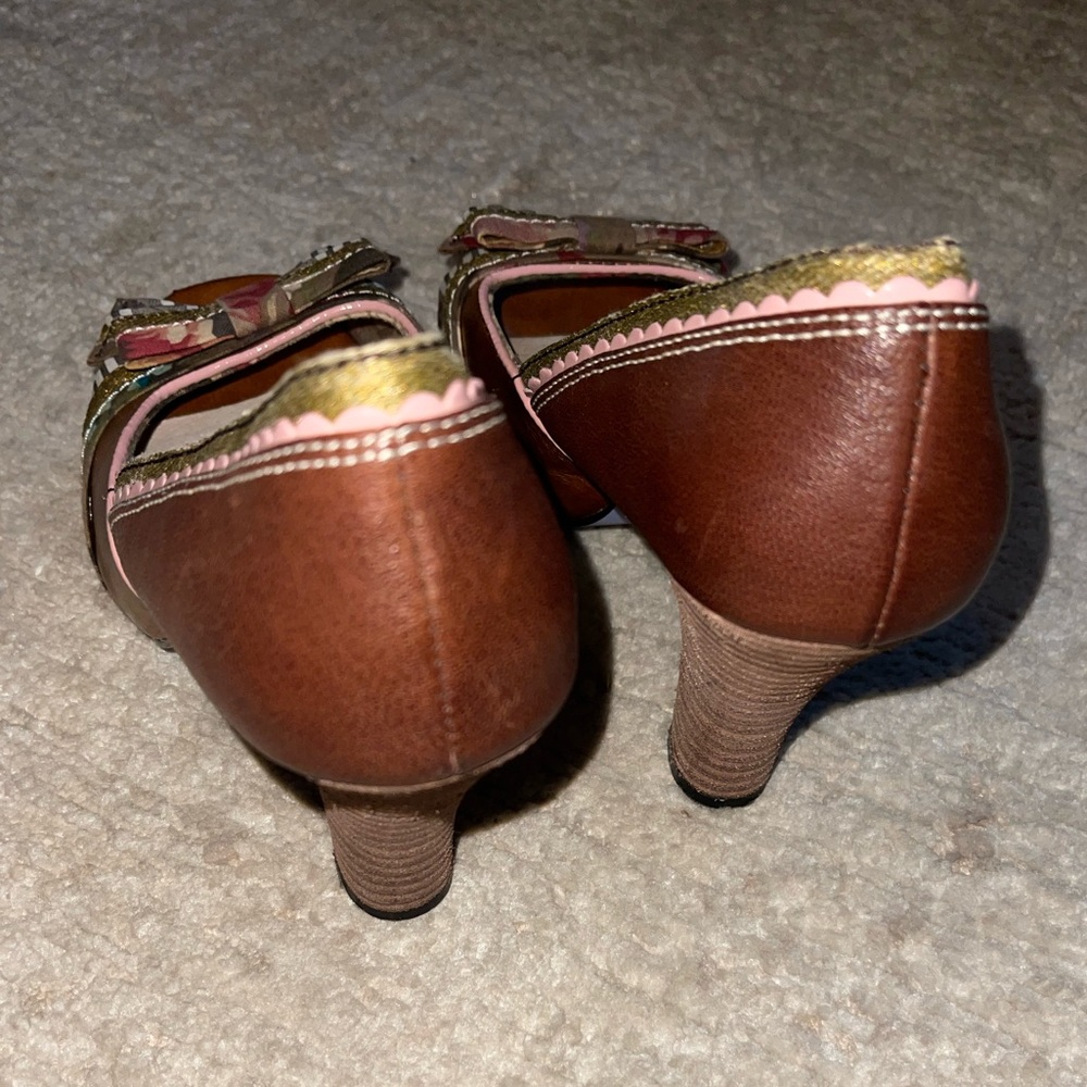 ๐๐๐๐๐ ๐๐๐ ๐๐๐๐ ๐ก๐๐ Retro-Inspired Heels - Picture 6 of 16